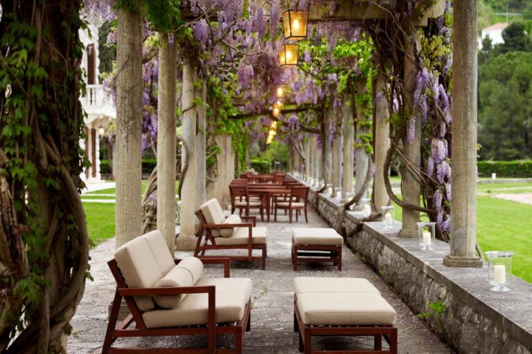 Sveti Stefan naj bi se ponovno odprl leta 2026 po dogovoru o poravnavi